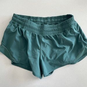 Lululemon Hotty Hot Low-Rise Lined Short 2.5”